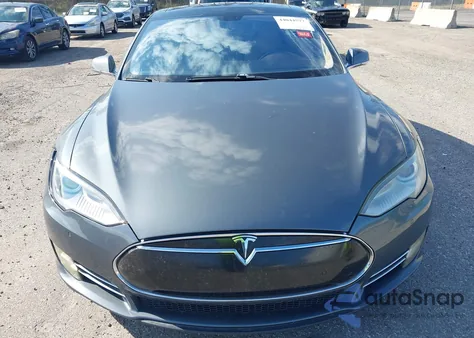 2013 Tesla Model S z USA, uszkodzony, nr VIN 5YJSA1DN9DFP25296